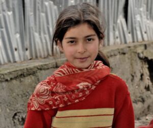 Kashmiri girl D7704
